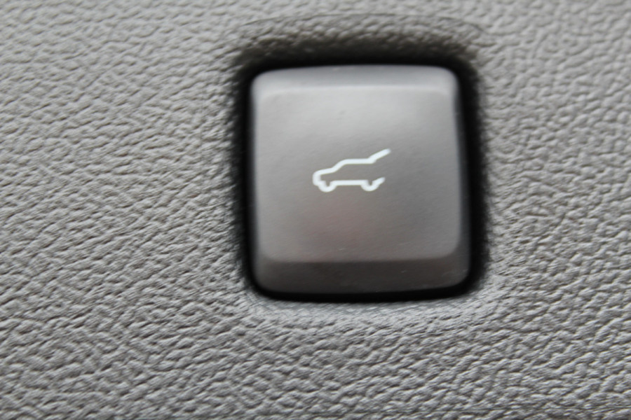 Ford Kuga 2.5-225 pk PHEV ST-Line X. Hybride rijden voor een reëel bedrag ! Slechts 31.500km ! Stoel-, stuur-, achterbank en voorraamverw., B&O soundsyst., Adaptieve Cruise Control, Climate Control dual, Camera v+a, Navigatie, Telefoonvoorb., Side- en lane assist etc.