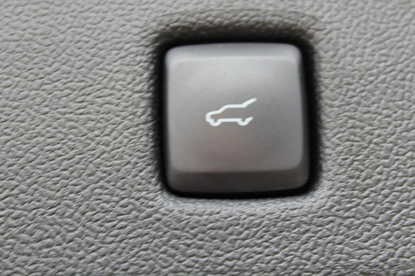 Ford Kuga 2.5-225 pk PHEV ST-Line X. Hybride rijden voor een reëel bedrag ! Slechts 31.500km ! Stoel-, stuur-, achterbank en voorraamverw., B&O soundsyst., Adaptieve Cruise Control, Climate Control dual, Camera v+a, Navigatie, Telefoonvoorb., Side- en lane assist etc.