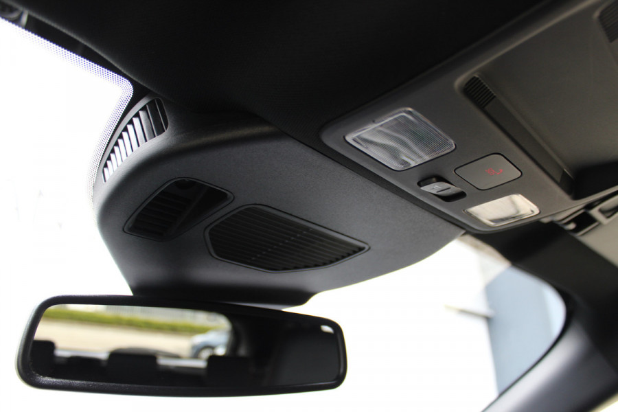 Ford Kuga 2.5-225 pk PHEV ST-Line X. Hybride rijden voor een reëel bedrag ! Slechts 31.500km ! Stoel-, stuur-, achterbank en voorraamverw., B&O soundsyst., Adaptieve Cruise Control, Climate Control dual, Camera v+a, Navigatie, Telefoonvoorb., Side- en lane assist etc.