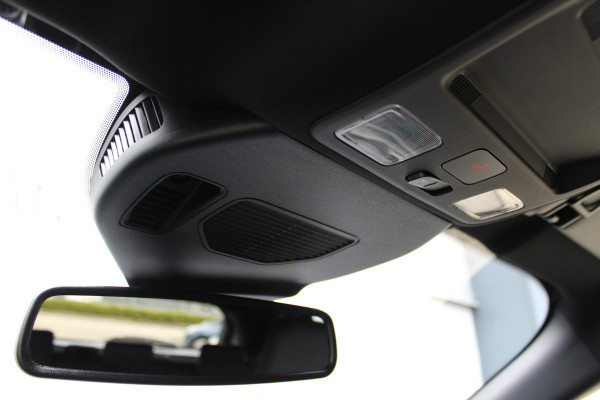 Ford Kuga 2.5-225 pk PHEV ST-Line X. Hybride rijden voor een reëel bedrag ! Slechts 31.500km ! Stoel-, stuur-, achterbank en voorraamverw., B&O soundsyst., Adaptieve Cruise Control, Climate Control dual, Camera v+a, Navigatie, Telefoonvoorb., Side- en lane assist etc.