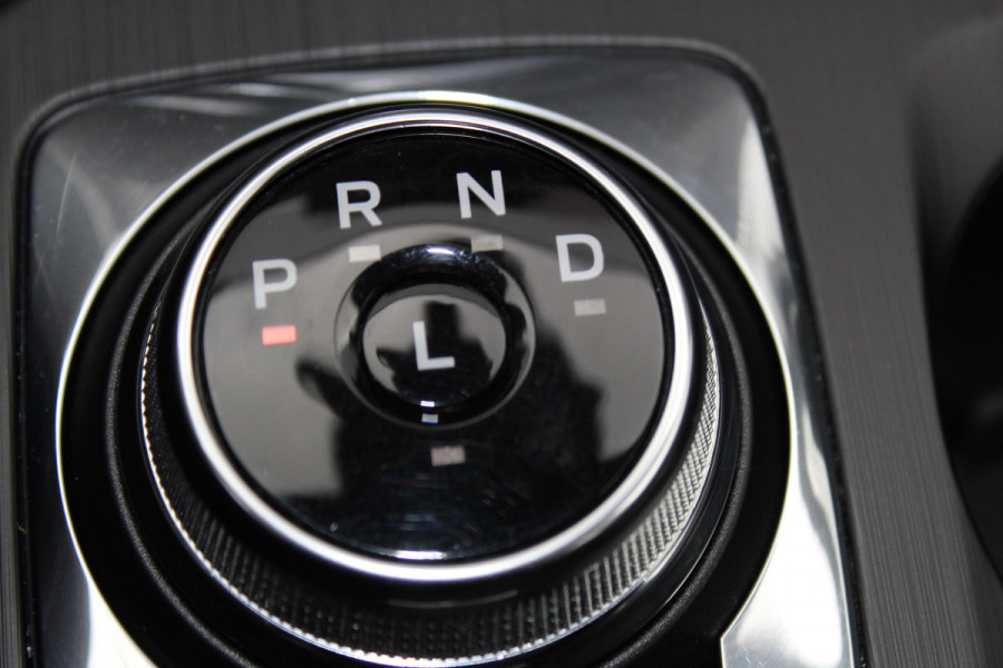 Ford Kuga 2.5-225 pk PHEV ST-Line X. Hybride rijden voor een reëel bedrag ! Slechts 31.500km ! Stoel-, stuur-, achterbank en voorraamverw., B&O soundsyst., Adaptieve Cruise Control, Climate Control dual, Camera v+a, Navigatie, Telefoonvoorb., Side- en lane assist etc.