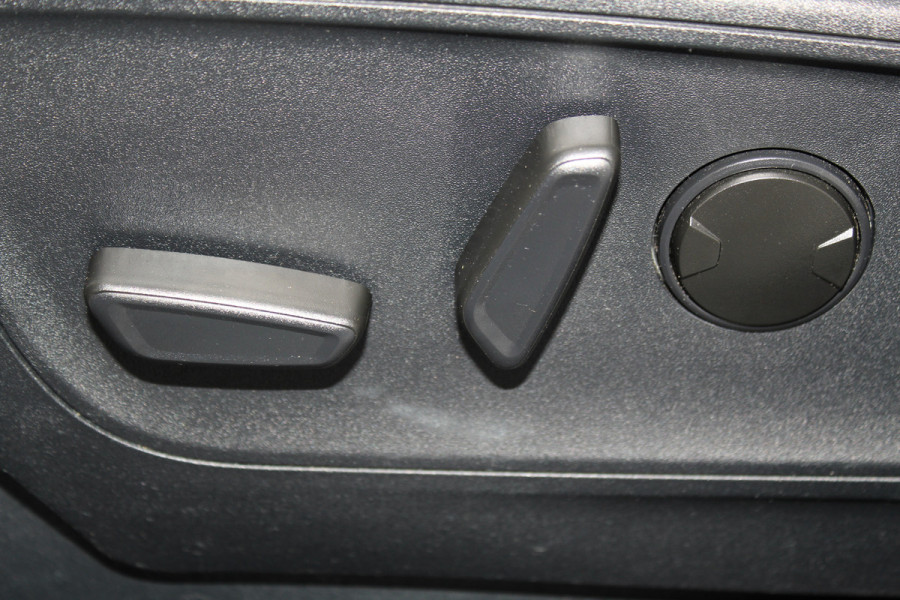 Ford Kuga 2.5-225 pk PHEV ST-Line X. Hybride rijden voor een reëel bedrag ! Slechts 31.500km ! Stoel-, stuur-, achterbank en voorraamverw., B&O soundsyst., Adaptieve Cruise Control, Climate Control dual, Camera v+a, Navigatie, Telefoonvoorb., Side- en lane assist etc.