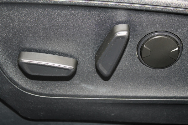 Ford Kuga 2.5-225 pk PHEV ST-Line X. Hybride rijden voor een reëel bedrag ! Slechts 31.500km ! Stoel-, stuur-, achterbank en voorraamverw., B&O soundsyst., Adaptieve Cruise Control, Climate Control dual, Camera v+a, Navigatie, Telefoonvoorb., Side- en lane assist etc.