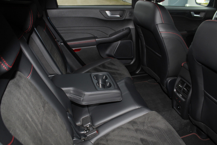 Ford Kuga 2.5-225 pk PHEV ST-Line X. Hybride rijden voor een reëel bedrag ! Slechts 31.500km ! Stoel-, stuur-, achterbank en voorraamverw., B&O soundsyst., Adaptieve Cruise Control, Climate Control dual, Camera v+a, Navigatie, Telefoonvoorb., Side- en lane assist etc.