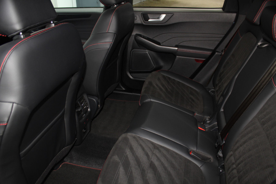 Ford Kuga 2.5-225 pk PHEV ST-Line X. Hybride rijden voor een reëel bedrag ! Slechts 31.500km ! Stoel-, stuur-, achterbank en voorraamverw., B&O soundsyst., Adaptieve Cruise Control, Climate Control dual, Camera v+a, Navigatie, Telefoonvoorb., Side- en lane assist etc.