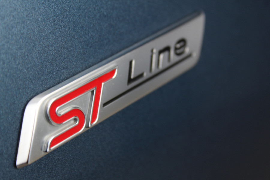 Ford Kuga 2.5-225 pk PHEV ST-Line X. Hybride rijden voor een reëel bedrag ! Slechts 31.500km ! Stoel-, stuur-, achterbank en voorraamverw., B&O soundsyst., Adaptieve Cruise Control, Climate Control dual, Camera v+a, Navigatie, Telefoonvoorb., Side- en lane assist etc.