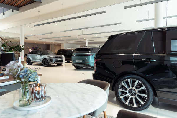 Land Rover Range Rover P550e SV | Two-Tone interieur | Obsidian Black