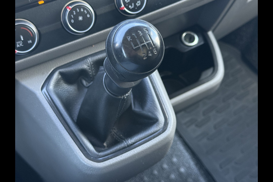 Volkswagen Transporter 2.0 TDI 150 PK / L2H1 / 1e EIG. / ALUCA INRICHTING / TREKHAAK / IMPERIAAL / CRUISE / AIRCO / NAVI
