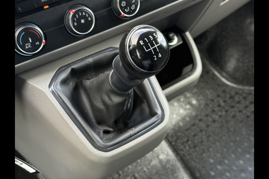 Volkswagen Transporter 2.0 TDI 111 PK HIGHLINE / STARLIGHT BLUE METALLIC / L2H1 / TREKHAAK / IMPERIAAL / CAMERA / CRUISE / AIRCO