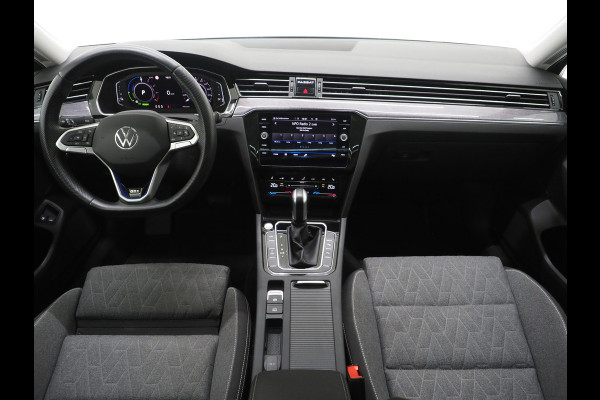 Volkswagen Passat Variant 1.4 TSI PHEV GTE | Panoramadak | Massage | Camera | Virtual | Keyless | Adaptive Cruise | Carplay