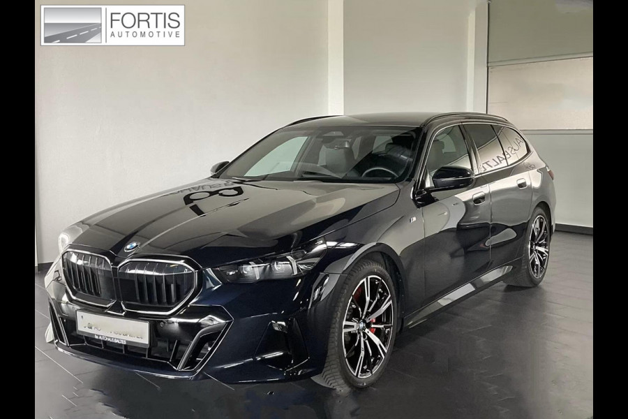 BMW 5 Serie Touring 540d xDrive M-SPORT Pro ** LED, PANORAMA, LEDER, 20-inch LMV, ICONIC GLOW, TREKH ** Ex BMW - € 29.800 onder NP ** ** INFORMEER OOK NAAR ONZE AANTREKKELIJKE FINANCIAL-LEASE TARIEVEN **