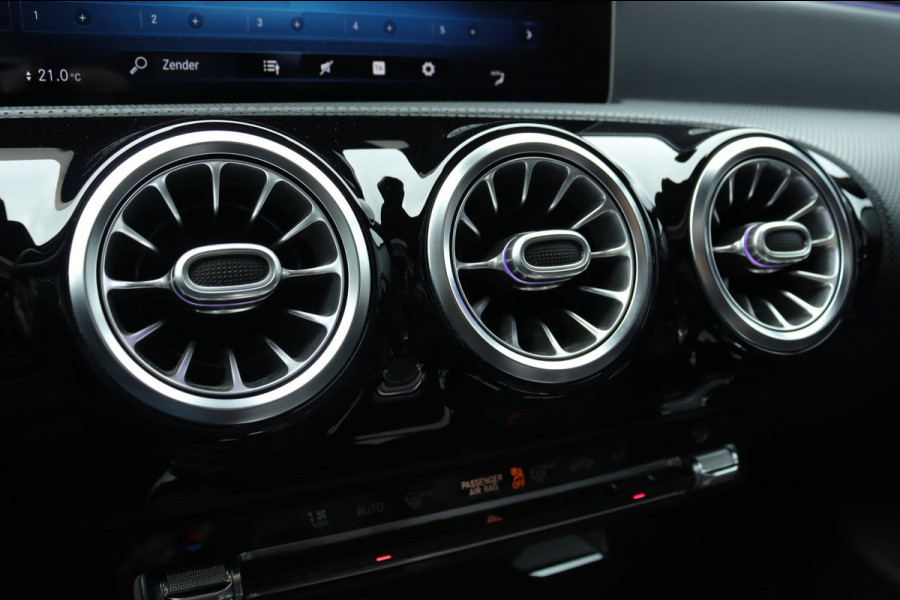 Mercedes-Benz CLA-Klasse 220 4MATIC Sfeerverlichting AMG Pakket Pano