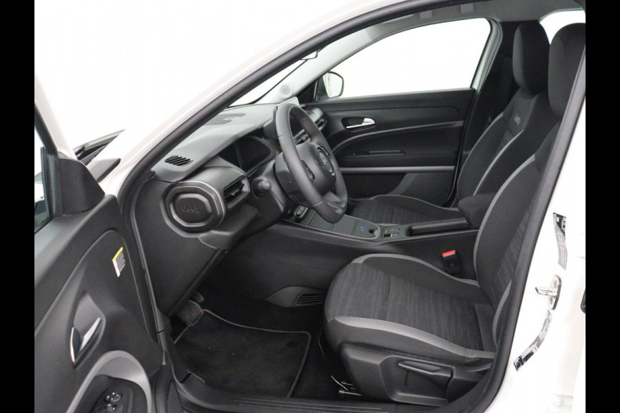 Jeep Avenger Longitude 54 kWh | SOH 93% | Warmtepomp | Carplay | Navigatie | Parkeerhulp | Full LED | Climate control | Cruise control