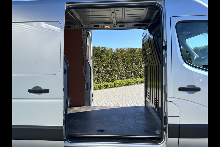 Renault Master T35 2.3 dCi 135 PK / L2H2 / 1e EIG. / TREKHAAK / 2x SCHUIFDEUR / CAMERA / AIRCO / CRUISE / BLIND SPOT