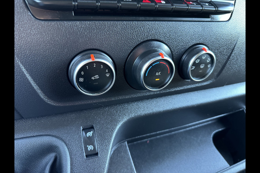 Renault Master T35 2.3 dCi 135 PK / L2H2 / 1e EIG. / TREKHAAK / 2x SCHUIFDEUR / CAMERA / AIRCO / CRUISE / BLIND SPOT