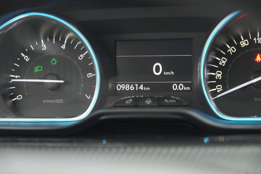 Peugeot 2008 PureTech 110 Allure | Panoramadak | Apple Carplay | Navigatie | Parkeersensoren