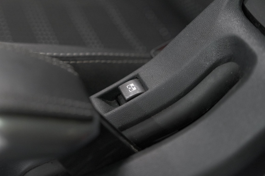 Peugeot 2008 PureTech 110 Allure | Panoramadak | Apple Carplay | Navigatie | Parkeersensoren