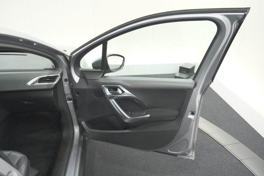 Peugeot 2008 PureTech 110 Allure | Panoramadak | Apple Carplay | Navigatie | Parkeersensoren