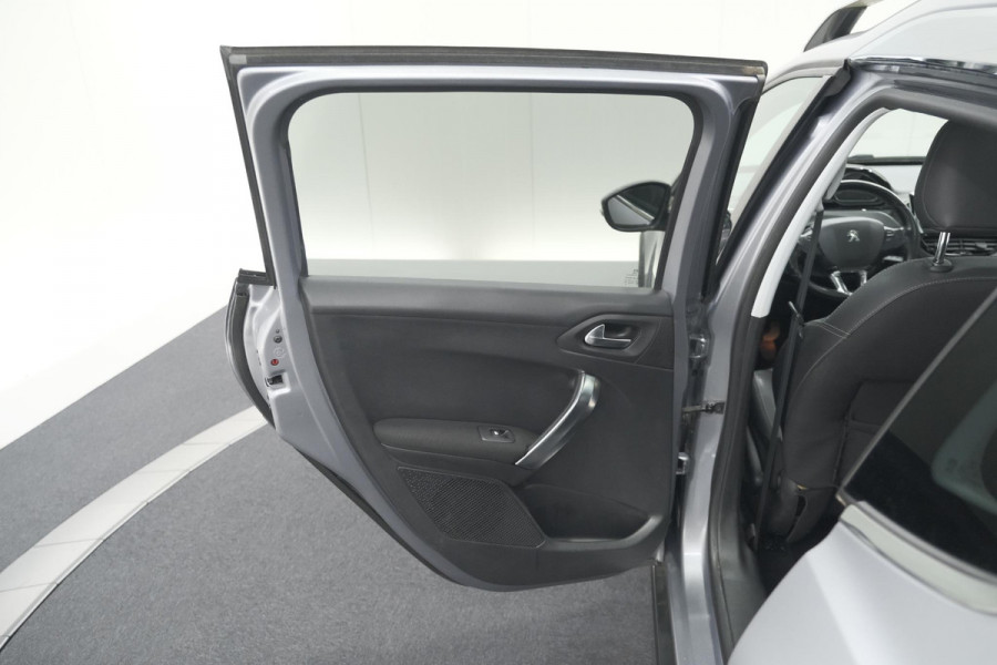 Peugeot 2008 PureTech 110 Allure | Panoramadak | Apple Carplay | Navigatie | Parkeersensoren