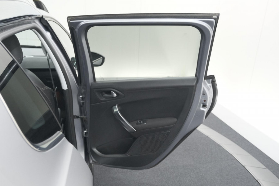 Peugeot 2008 PureTech 110 Allure | Panoramadak | Apple Carplay | Navigatie | Parkeersensoren