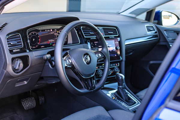 Volkswagen Golf 1.5 TSI R-Line *Pano*Dynaudio*DCC*Camera*Massage*Virtual*DSG*