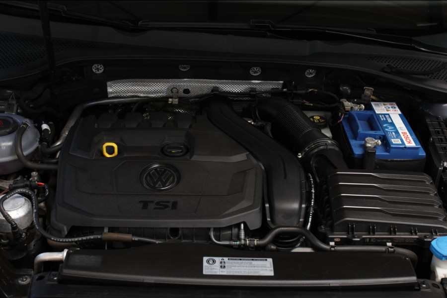 Volkswagen Golf 1.5 TSI R-Line *Pano*Dynaudio*DCC*Camera*Massage*Virtual*DSG*