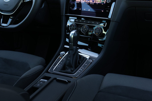 Volkswagen Golf 1.5 TSI R-Line *Pano*Dynaudio*DCC*Camera*Massage*Virtual*DSG*