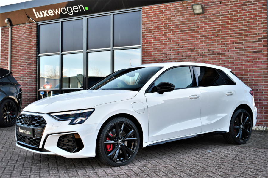 Audi A3 Sportback 45 TFSI e S-Line 19inch m-LED ACC Camera Sfeer Optic-black