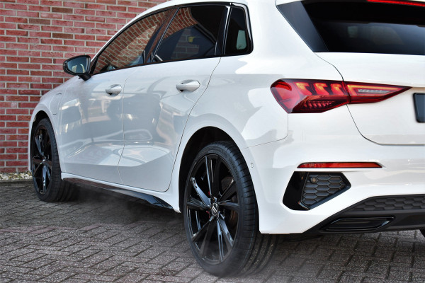 Audi A3 Sportback 45 TFSI e S-Line 19inch m-LED ACC Camera Sfeer Optic-black