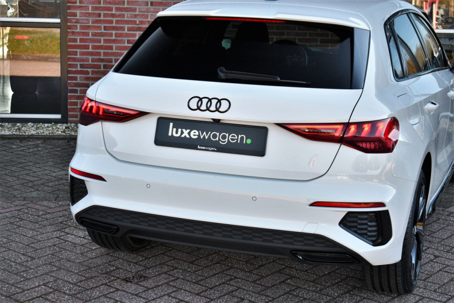 Audi A3 Sportback 45 TFSI e S-Line 19inch m-LED ACC Camera Sfeer Optic-black