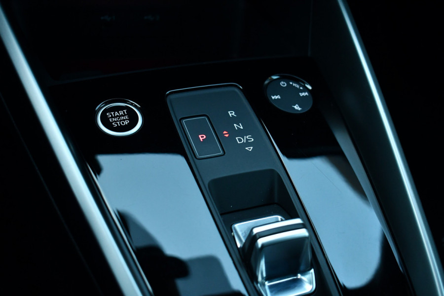 Audi A3 Sportback 45 TFSI e S-Line 19inch m-LED ACC Camera Sfeer Optic-black