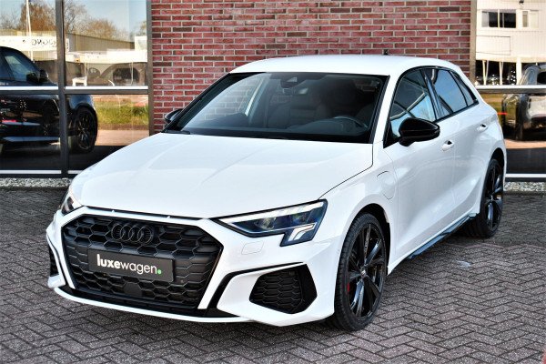 Audi A3 Sportback 45 TFSI e S-Line 19inch m-LED ACC Camera Sfeer Optic-black