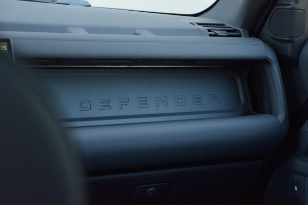 Land Rover Defender P300e 110 Dynamic SE Edition | Trekhaak | Pano | Cold Climate