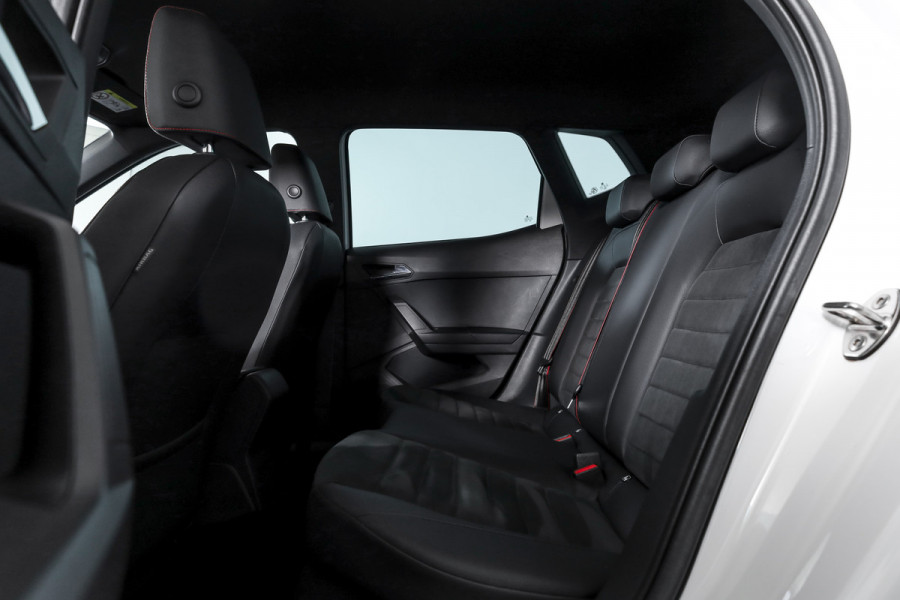 Seat Arona 1.0 TSI 110 PK FR Business Intense - Automaat | Dig. Cockpit | Cruise | PDC | Camera | NAV + App. Connect | ECC | Trekhaak | LM 18" |