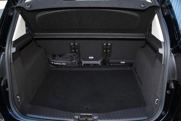 Ford C-MAX 1.0-125pk Titanium. Erg goed onderhouden hoogzitter, afkomstig van de 1e eig. Autm. airco dual, cruise control, navigatie, telefoonvoorb., voorraamverw., trekhaak, all season banden rondom, camera, parkeersensoren v+a etc.