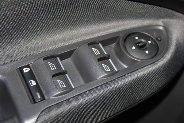 Ford C-MAX 1.0-125pk Titanium. Erg goed onderhouden hoogzitter, afkomstig van de 1e eig. Autm. airco dual, cruise control, navigatie, telefoonvoorb., voorraamverw., trekhaak, all season banden rondom, camera, parkeersensoren v+a etc.