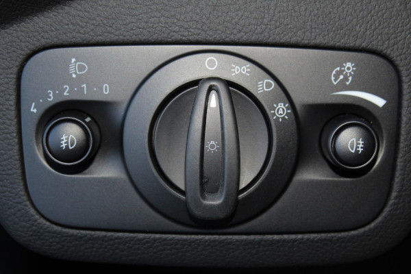 Ford C-MAX 1.0-125pk Titanium. Erg goed onderhouden hoogzitter, afkomstig van de 1e eig. Autm. airco dual, cruise control, navigatie, telefoonvoorb., voorraamverw., trekhaak, all season banden rondom, camera, parkeersensoren v+a etc.