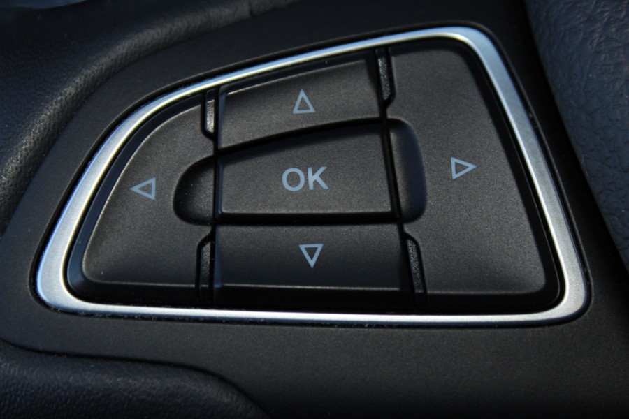 Ford C-MAX 1.0-125pk Titanium. Erg goed onderhouden hoogzitter, afkomstig van de 1e eig. Autm. airco dual, cruise control, navigatie, telefoonvoorb., voorraamverw., trekhaak, all season banden rondom, camera, parkeersensoren v+a etc.