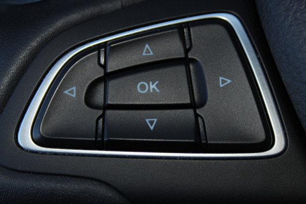 Ford C-MAX 1.0-125pk Titanium. Erg goed onderhouden hoogzitter, afkomstig van de 1e eig. Autm. airco dual, cruise control, navigatie, telefoonvoorb., voorraamverw., trekhaak, all season banden rondom, camera, parkeersensoren v+a etc.