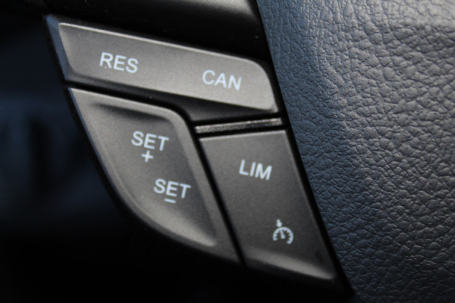 Ford C-MAX 1.0-125pk Titanium. Erg goed onderhouden hoogzitter, afkomstig van de 1e eig. Autm. airco dual, cruise control, navigatie, telefoonvoorb., voorraamverw., trekhaak, all season banden rondom, camera, parkeersensoren v+a etc.