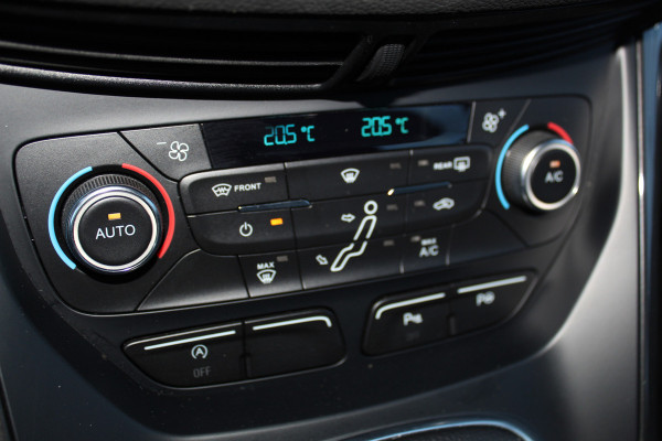 Ford C-MAX 1.0-125pk Titanium. Erg goed onderhouden hoogzitter, afkomstig van de 1e eig. Autm. airco dual, cruise control, navigatie, telefoonvoorb., voorraamverw., trekhaak, all season banden rondom, camera, parkeersensoren v+a etc.