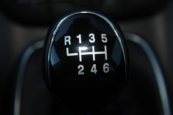 Ford C-MAX 1.0-125pk Titanium. Erg goed onderhouden hoogzitter, afkomstig van de 1e eig. Autm. airco dual, cruise control, navigatie, telefoonvoorb., voorraamverw., trekhaak, all season banden rondom, camera, parkeersensoren v+a etc.