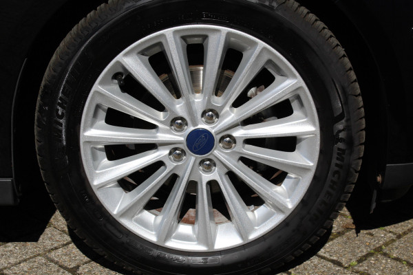 Ford C-MAX 1.0-125pk Titanium. Erg goed onderhouden hoogzitter, afkomstig van de 1e eig. Autm. airco dual, cruise control, navigatie, telefoonvoorb., voorraamverw., trekhaak, all season banden rondom, camera, parkeersensoren v+a etc.