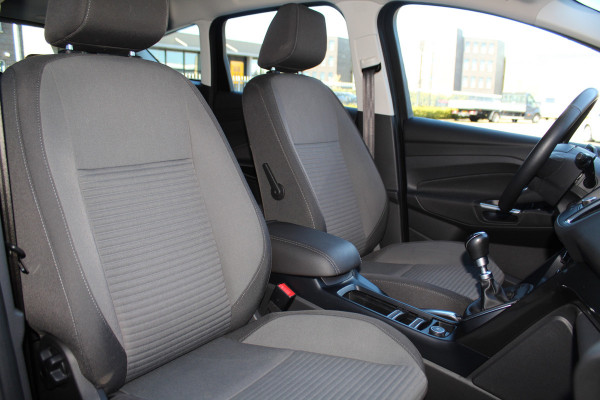 Ford C-MAX 1.0-125pk Titanium. Erg goed onderhouden hoogzitter, afkomstig van de 1e eig. Autm. airco dual, cruise control, navigatie, telefoonvoorb., voorraamverw., trekhaak, all season banden rondom, camera, parkeersensoren v+a etc.