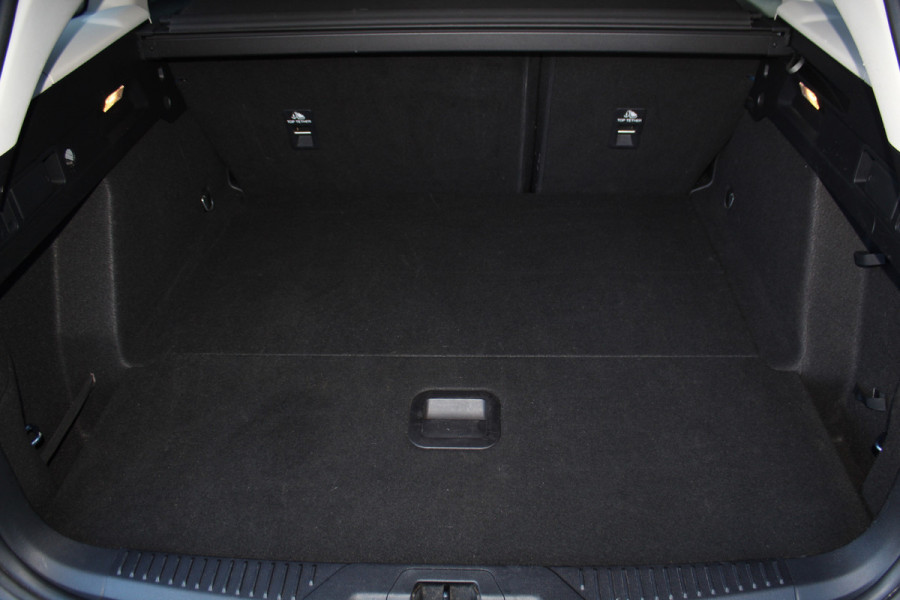 Ford FOCUS Wagon 1.0-155pk EcoBoost Titanium. Erg nette en goed onderhouden wagen met slechts 60.000km. Autm. airco dual, camera, stoel-, stuur- en voorraamverwarming, trekhaak, LM wielen, metallic lak, navigatie, telefoonvoorb. etc.