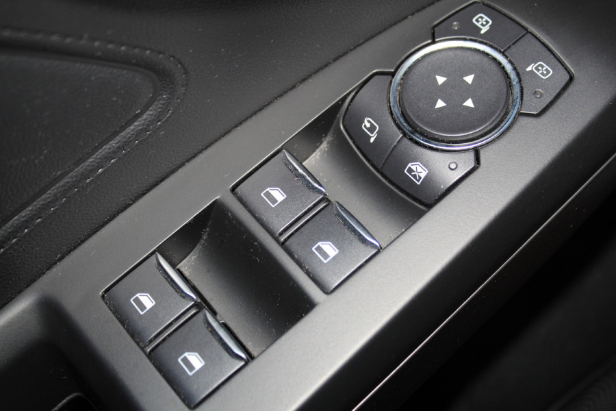 Ford FOCUS Wagon 1.0-155pk EcoBoost Titanium. Erg nette en goed onderhouden wagen met slechts 60.000km. Autm. airco dual, camera, stoel-, stuur- en voorraamverwarming, trekhaak, LM wielen, metallic lak, navigatie, telefoonvoorb. etc.