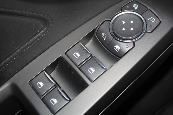 Ford FOCUS Wagon 1.0-155pk EcoBoost Titanium. Erg nette en goed onderhouden wagen met slechts 60.000km. Autm. airco dual, camera, stoel-, stuur- en voorraamverwarming, trekhaak, LM wielen, metallic lak, navigatie, telefoonvoorb. etc.