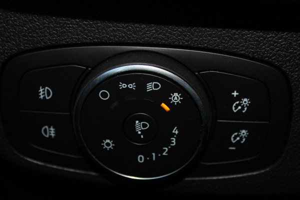 Ford FOCUS Wagon 1.0-155pk EcoBoost Titanium. Erg nette en goed onderhouden wagen met slechts 60.000km. Autm. airco dual, camera, stoel-, stuur- en voorraamverwarming, trekhaak, LM wielen, metallic lak, navigatie, telefoonvoorb. etc.