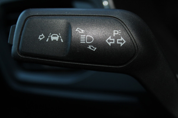 Ford FOCUS Wagon 1.0-155pk EcoBoost Titanium. Erg nette en goed onderhouden wagen met slechts 60.000km. Autm. airco dual, camera, stoel-, stuur- en voorraamverwarming, trekhaak, LM wielen, metallic lak, navigatie, telefoonvoorb. etc.