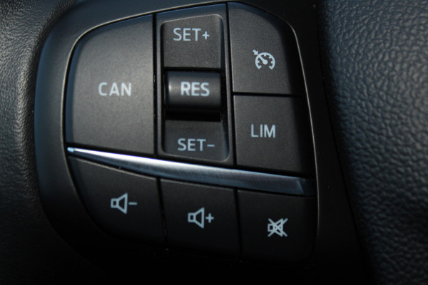 Ford FOCUS Wagon 1.0-155pk EcoBoost Titanium. Erg nette en goed onderhouden wagen met slechts 60.000km. Autm. airco dual, camera, stoel-, stuur- en voorraamverwarming, trekhaak, LM wielen, metallic lak, navigatie, telefoonvoorb. etc.